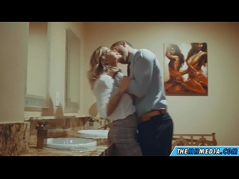 ❤️ 当一个胸大无脑的金发女郎在公共厕所里勾引你时 Quality porn❌️❤